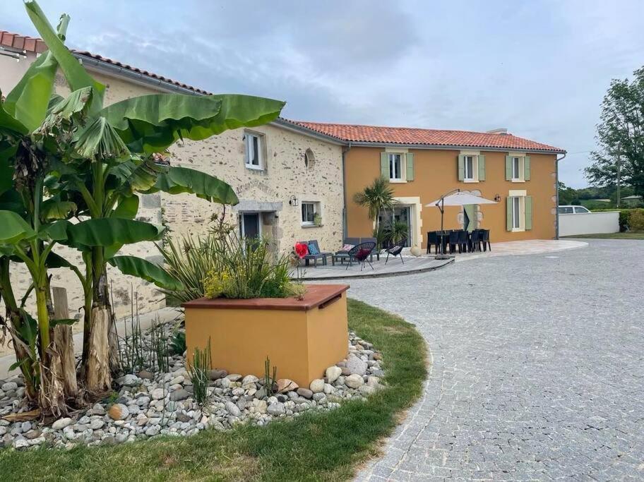Gite La Vie En Couleur 14 Personnes Saint-Paul-en-Gatine Exterior photo